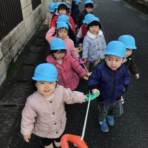 2022.12.22　　　汽車を見に散歩に行ったよ☆～すみれ組～